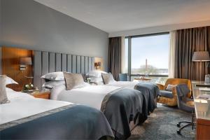 Postel nebo postele na pokoji v ubytování Limerick Strand Hotel
