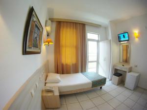 Postel nebo postele na pokoji v ubytování Kleopatra Carina Hotel