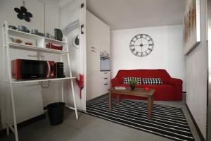 ein Wohnzimmer mit einem roten Sofa und einem Tisch in der Unterkunft Hotel Centrale in Syrakus