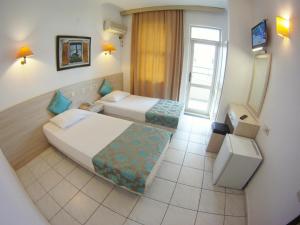 Postel nebo postele na pokoji v ubytování Kleopatra Carina Hotel