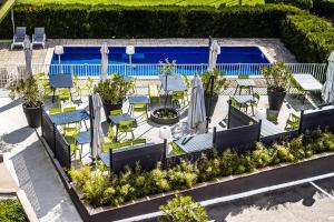 Bazén v ubytování ibis Styles Chalon sur Saône nebo v jeho okolí