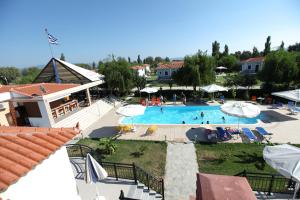 an overhead view of a swimming pool in a resort at Kalloni village apartments in Skala Kallonis