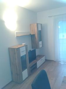 Pokój z biurkiem i niebieskim krzesłem w obiekcie Appartments Waldblick w mieście Campo Tures