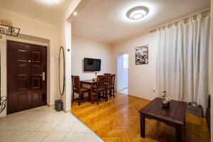 TV a/nebo společenská místnost v ubytování Apartment Caesar by Belmont Realty