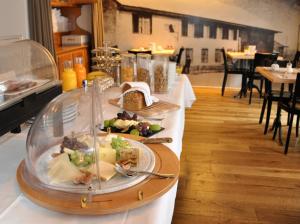 فندق-مطعم لوفين في Dielsdorf: طبق من الطعام على طاولة في مطعم