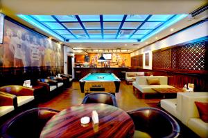 una camera d'albergo con tavolo da biliardo e divani di Vision Imperial Hotel Formerly Excelsior Hotel Downtown a Dubai