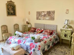 - une chambre avec un lit et deux chaises dans l'établissement Casa Vacanze LA CASA DI NANCY, à Partinico