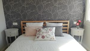 A bed or beds in a room at Catapeixe Holiday Apartments