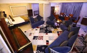 Posezení v ubytování Qasr AlDur Hotel