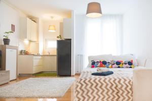 Kuchyňa alebo kuchynka v ubytovaní Cute and Sunny Studio in Zagreb with Balcony & Free Parking