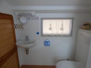 La salle de bains est pourvue d'un lavabo, de toilettes et d'une fenêtre. dans l'établissement Les Voiles D'Olona, vue sur le port de plaisance, à Les Sables-dʼOlonne