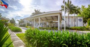 un bâtiment avec une voiture garée devant lui dans l'établissement Microtel by Wyndham General Santos, à General Santos