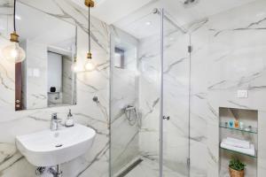 Bilik mandi di Three Dots by Todorovic Family