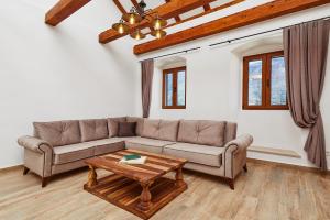 Ruang duduk di Three Dots by Todorovic Family