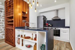 Dapur atau dapur kecil di Three Dots by Todorovic Family