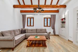 Ruang duduk di Three Dots by Todorovic Family