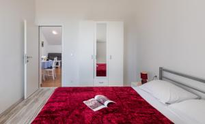 Posteľ alebo postele v izbe v ubytovaní Red Wine Apartments