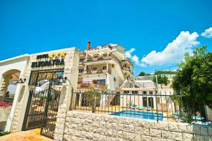 ein Gebäude mit einem Zaun davor in der Unterkunft H Kleopatra in Ulcinj