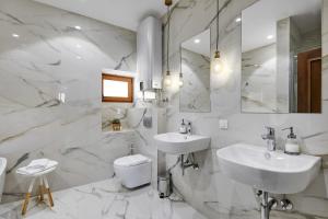 Bilik mandi di Three Dots by Todorovic Family