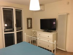 A television and/or entertainment centre at VILLA VENERE near the sea- 25 minutes to S.Peter