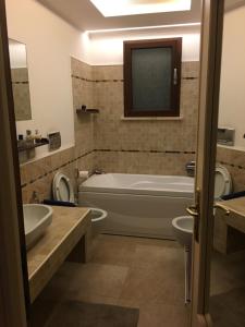 A bathroom at VILLA VENERE near the sea- 25 minutes to S.Peter Még 37 kép