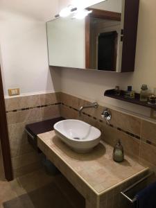A bathroom at VILLA VENERE near the sea- 25 minutes to S.Peter