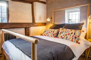 ein Schlafzimmer mit einem Bett mit einem hölzernen Kopfteil in der Unterkunft 3 MASONS COURT The Oldest House in Stratford Upon Avon, Warwickshire. in Stratford-upon-Avon