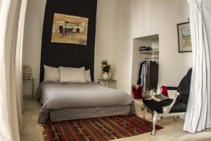 Giường trong phòng chung tại Riad THALGE