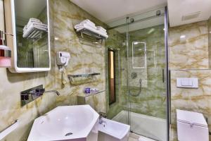Bilik mandi di Hotel Premier