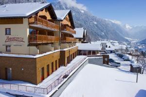Nespecifikovaný výhled na hory nebo výhled na hory při pohledu z hotelu