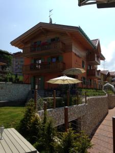 ein Gebäude mit einem Regenschirm davor in der Unterkunft Relais Fior di Bosco in Folgaria