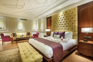 Letto o letti in una camera di Hotel Shanker-Palatial Heritage Kathmandu