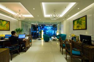 TV a/nebo společenská místnost v ubytování Alagon Saigon Hotel & Spa