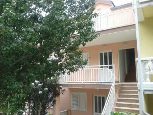 Ein Balkon oder eine Terrasse in der Unterkunft Apartments Lončarević