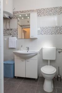 杜布羅夫尼克的住宿－Red Wine Apartment，白色的浴室设有卫生间和水槽。