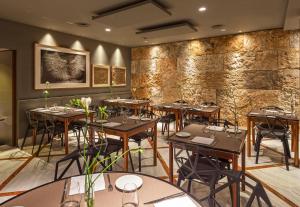 ein Restaurant mit Tischen und Stühlen in einem Raum in der Unterkunft Hotel Balmes, a member of Preferred Hotels & Resorts in Barcelona