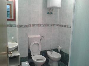 Ein Badezimmer in der Unterkunft Apartments Lončarević