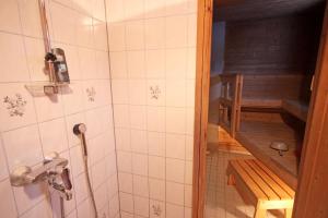 A bathroom at Mäkelän Lomatuvat Cottages