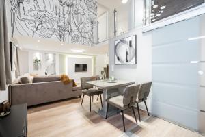 Televízia a/alebo spoločenská miestnosť v ubytovaní BpR Luxurious & Stylish Duplex Home