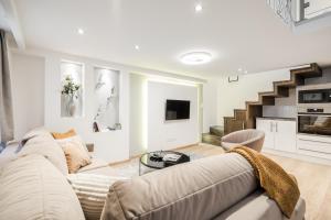 Televízia a/alebo spoločenská miestnosť v ubytovaní BpR Luxurious & Stylish Duplex Home
