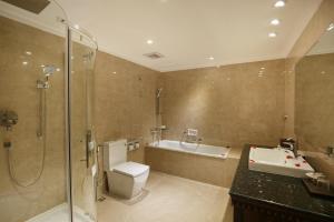 un bagno con doccia, WC e lavandino di Hotel Shanker-Palatial Heritage Kathmandu a Kathmandu
