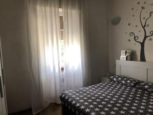 una camera con letto e finestra di Appartamento a Viterbo a Viterbo