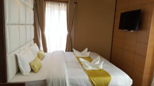 A bed or beds in a room at Hotel Bihani