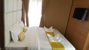 A bed or beds in a room at Hotel Bihani