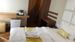 A bed or beds in a room at Hotel Bihani