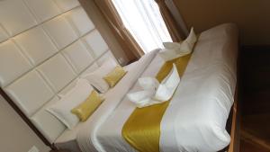 A bed or beds in a room at Hotel Bihani