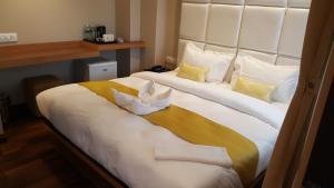 A bed or beds in a room at Hotel Bihani