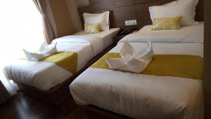 A bed or beds in a room at Hotel Bihani