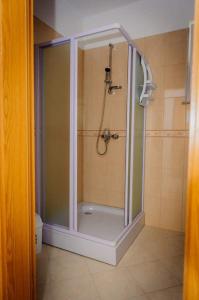 eine Dusche mit Glastür im Bad in der Unterkunft Apartments Ljuba - in center & close to the beach in Duba
