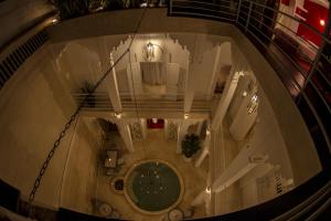 una vista aérea de un edificio con reloj en Riad THALGE, en Marrakech 46 fotos más